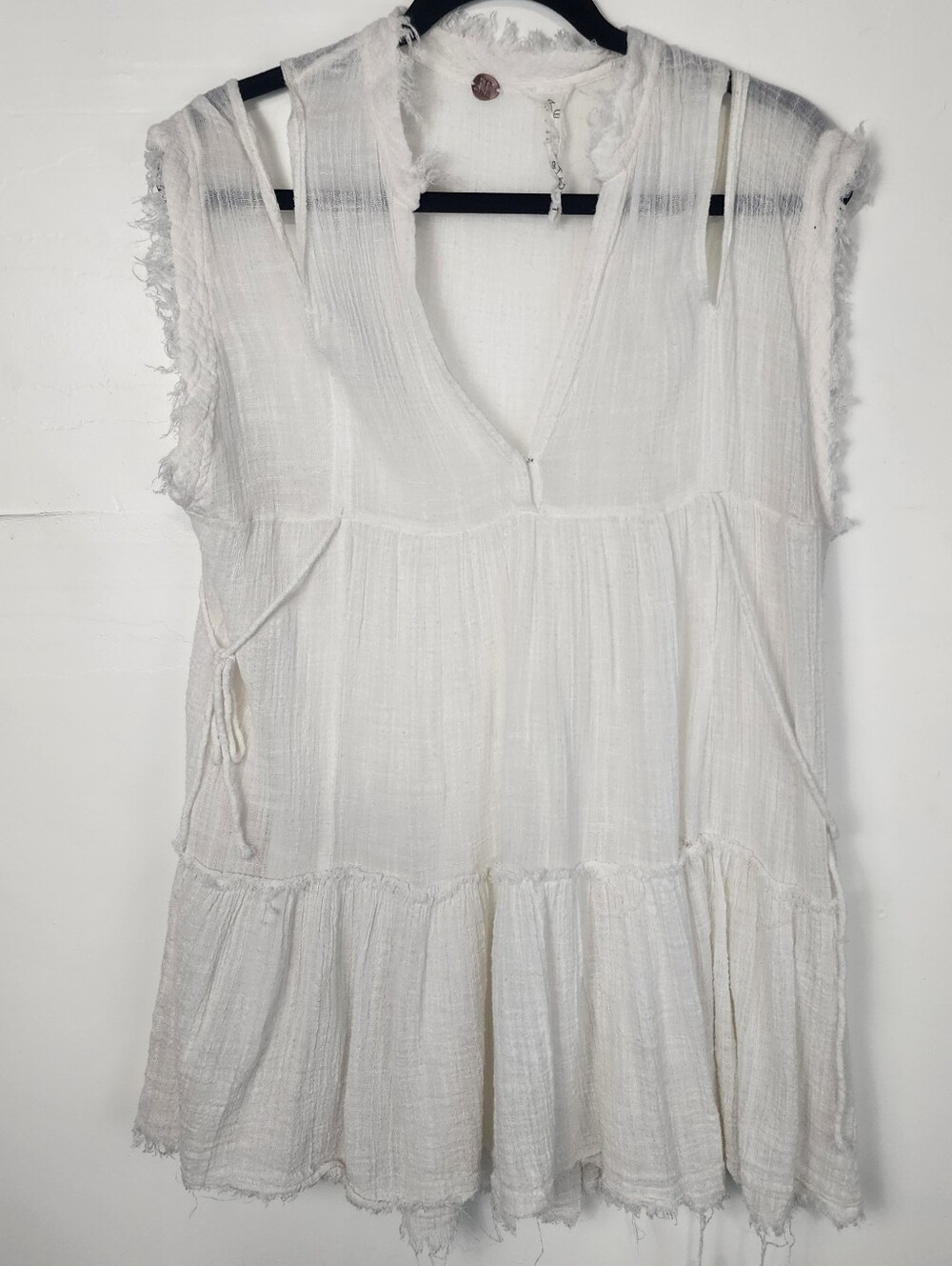 FP One Free People White Gauze Tiered Boho Tunic Top Sleeveless V-Neck Sz Medium